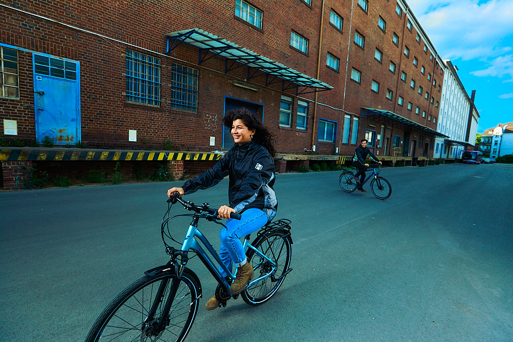 Julian-Umdenbach-Werbefotograf-Dortmund-fotografiert-fahrradfahrer-am-dortmunder-hafen-