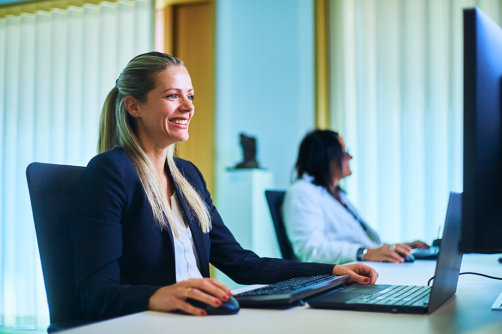 Julian-Umdenbach-employer-branding-fotograf-fotografiert-in-der-sparkasse-mitarbeiter-bei-der-arbeit-und-pause-zusammen