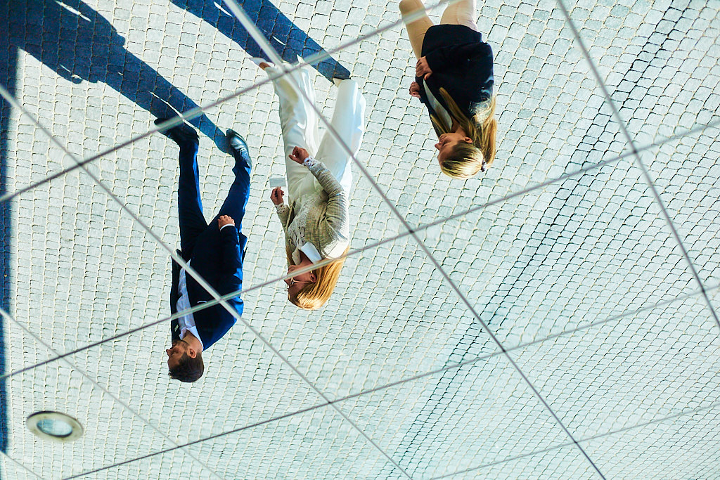 Julian-Umdenbach-employer-branding-fotograf-fotografiert-in-der-sparkasse-mitarbeiter-bei-der-arbeit-und-pause-zusammen