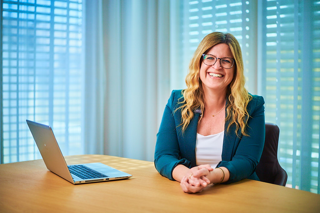 Julian-Umdenbach-employer-branding-fotograf-fotografiert-in-der-sparkasse-mitarbeiter-bei-der-arbeit-und-pause-zusammen