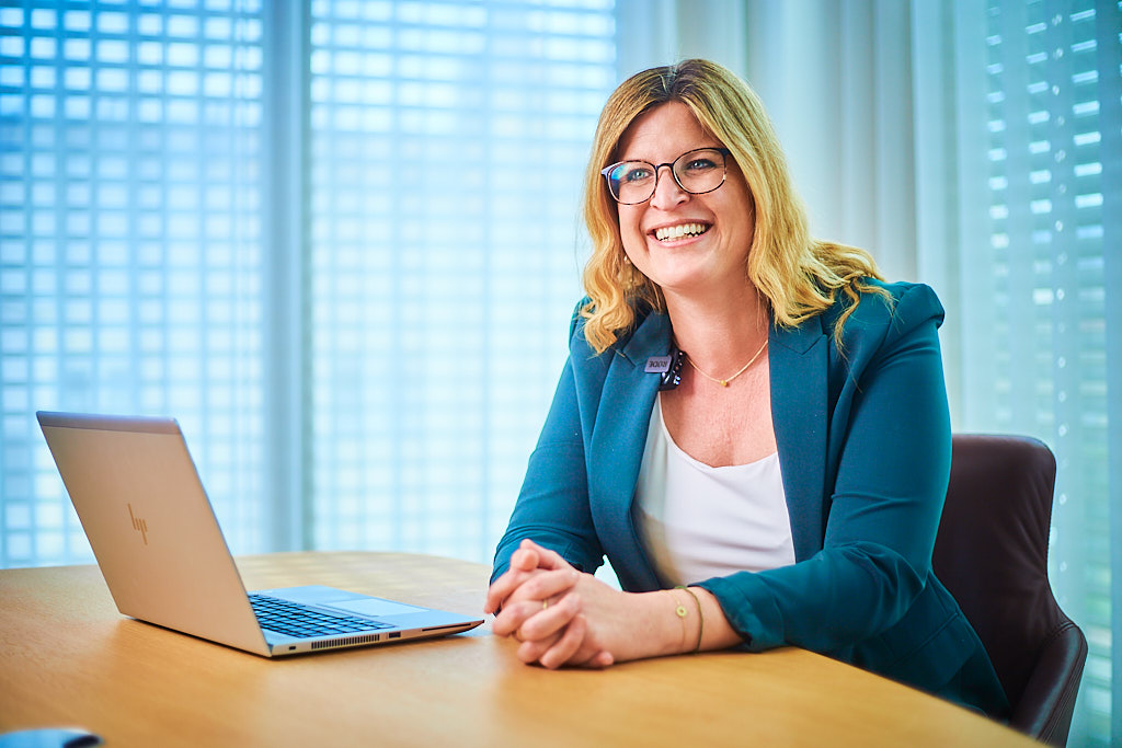 Julian-Umdenbach-employer-branding-fotograf-fotografiert-in-der-sparkasse-mitarbeiter-bei-der-arbeit-und-pause-zusammen