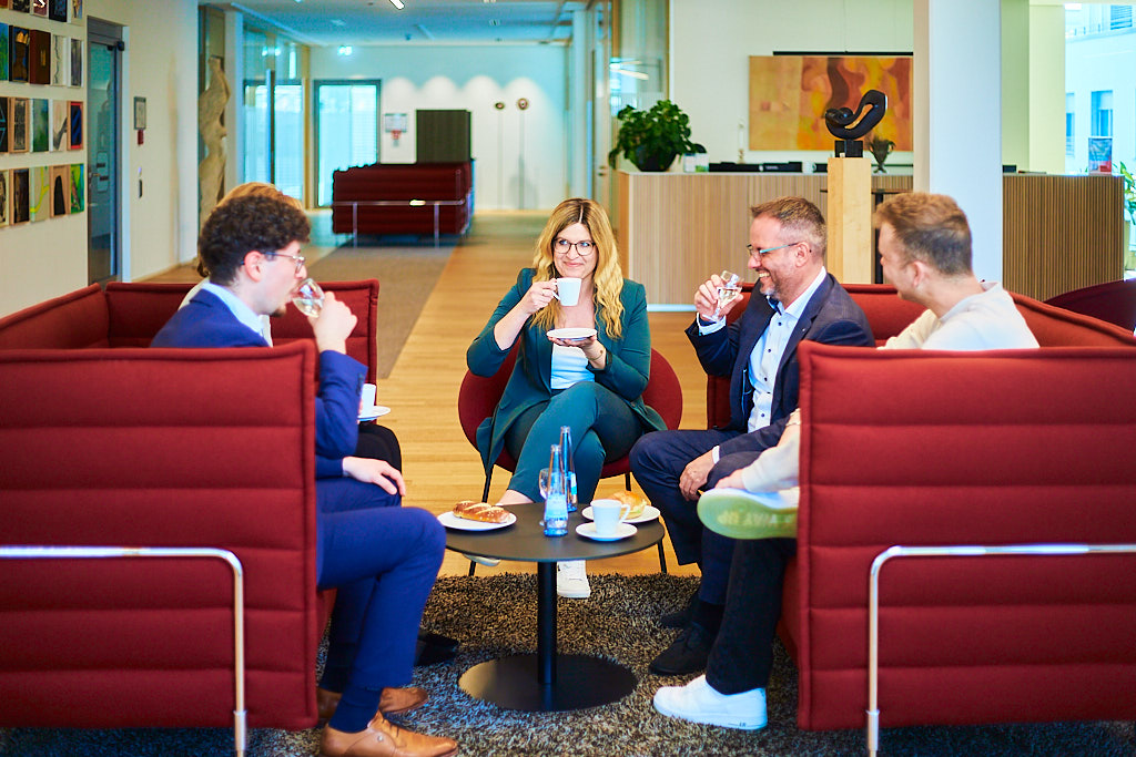 Julian-Umdenbach-employer-branding-fotograf-fotografiert-in-der-sparkasse-mitarbeiter-bei-der-arbeit-und-pause-zusammen