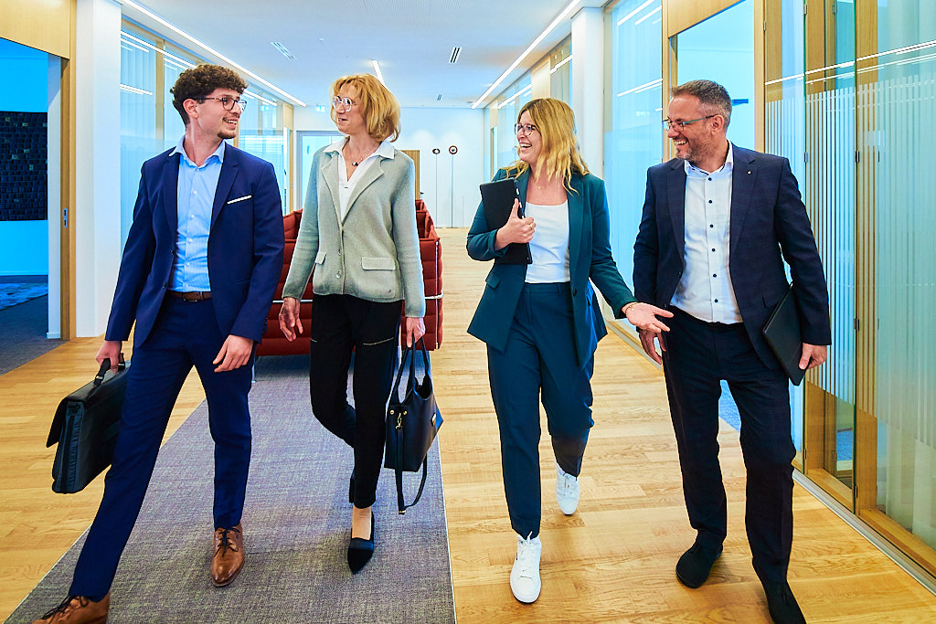 Julian-Umdenbach-employer-branding-fotograf-fotografiert-in-der-sparkasse-mitarbeiter-bei-der-arbeit-und-pause-zusammen