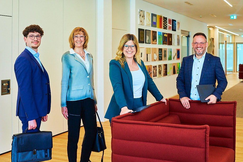 Julian-Umdenbach-employer-branding-fotograf-fotografiert-in-der-sparkasse-mitarbeiter-bei-der-arbeit-und-pause-zusammen