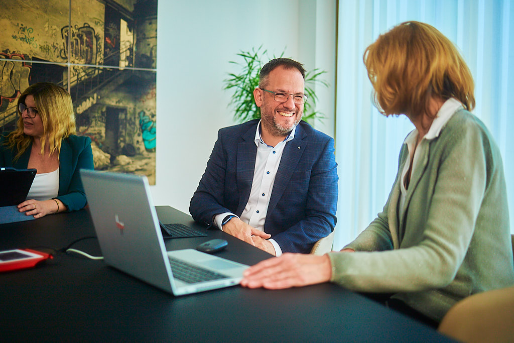 Julian-Umdenbach-employer-branding-fotograf-fotografiert-in-der-sparkasse-mitarbeiter-bei-der-arbeit-und-pause-zusammen