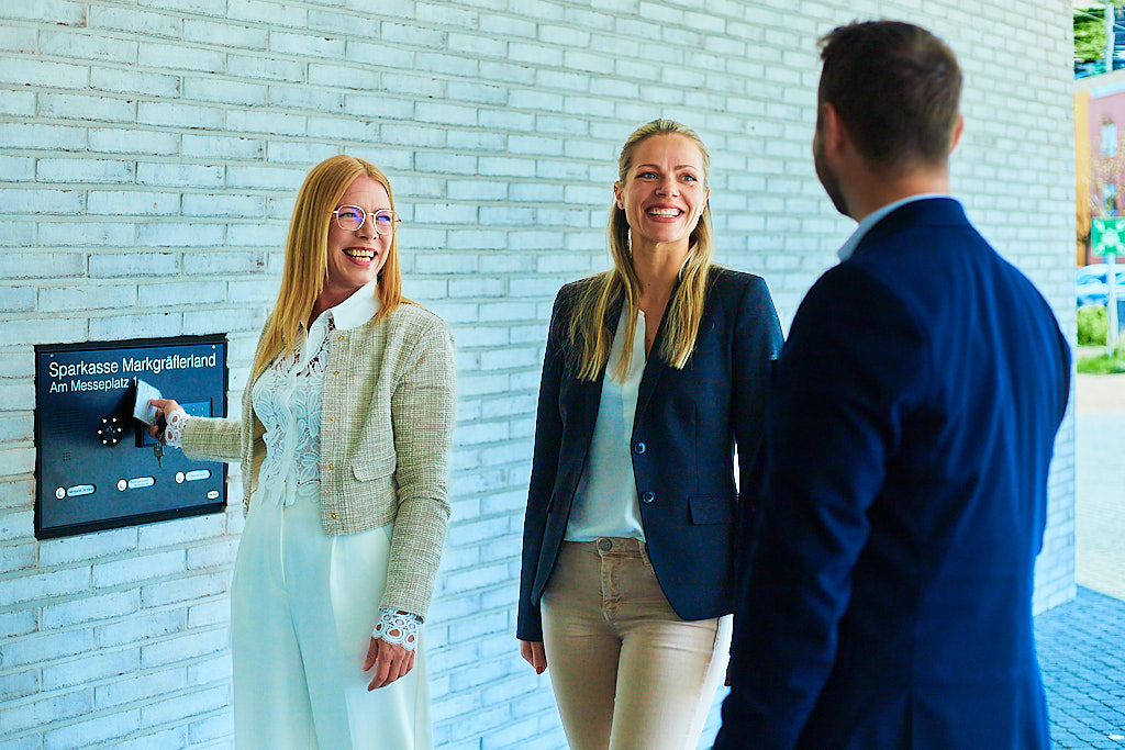 Julian-Umdenbach-employer-branding-fotograf-fotografiert-in-der-sparkasse-mitarbeiter-bei-der-arbeit-und-pause-zusammen