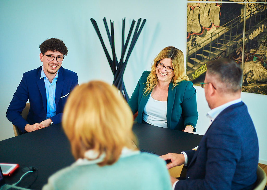 Julian-Umdenbach-employer-branding-fotograf-fotografiert-in-der-sparkasse-mitarbeiter-bei-der-arbeit-und-pause-zusammen