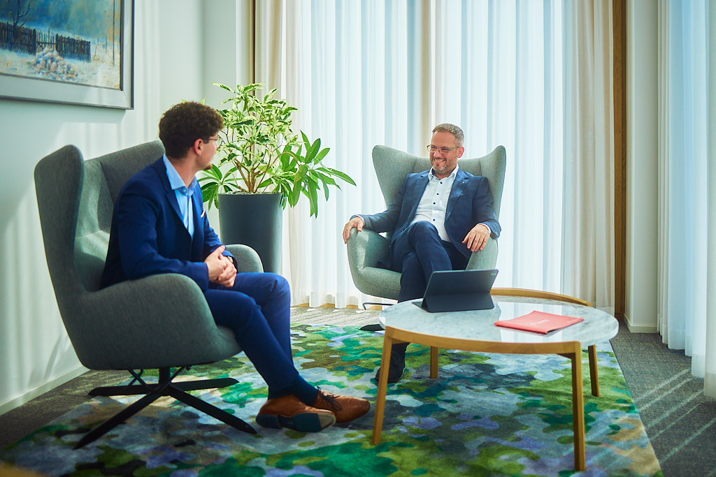 Julian-Umdenbach-employer-branding-fotograf-fotografiert-in-der-sparkasse-mitarbeiter-bei-der-arbeit-und-pause-zusammen