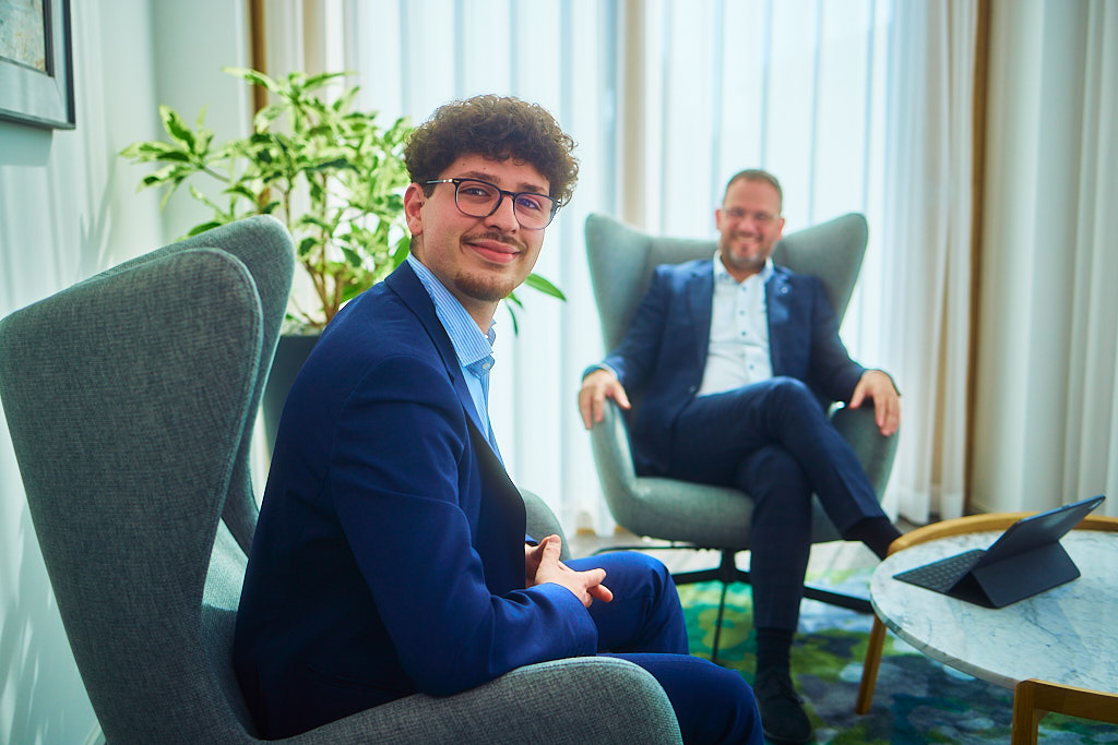 Julian-Umdenbach-employer-branding-fotograf-fotografiert-in-der-sparkasse-mitarbeiter-bei-der-arbeit-und-pause-zusammen