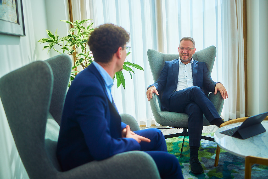 Julian-Umdenbach-employer-branding-fotograf-fotografiert-in-der-sparkasse-mitarbeiter-bei-der-arbeit-und-pause-zusammen