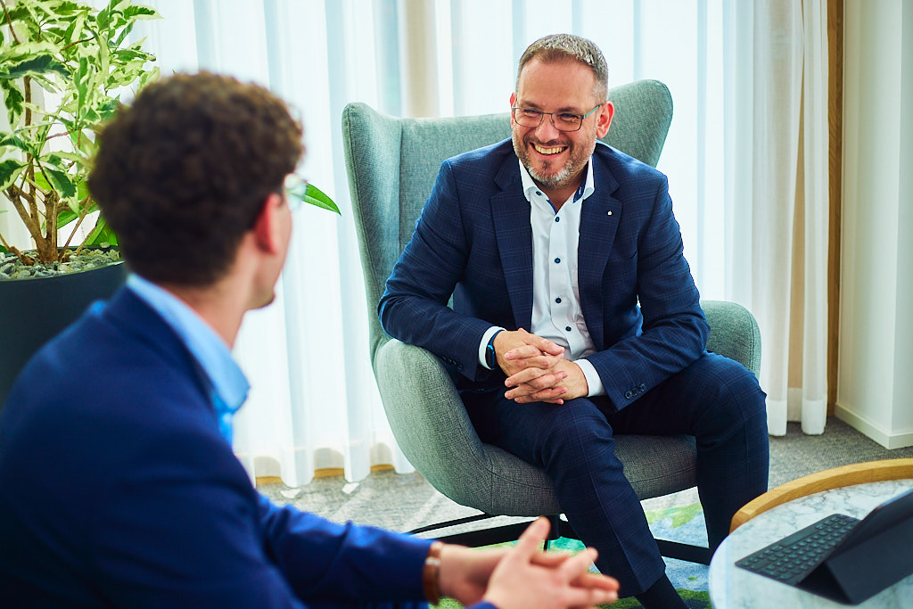 Julian-Umdenbach-employer-branding-fotograf-fotografiert-in-der-sparkasse-mitarbeiter-bei-der-arbeit-und-pause-zusammen