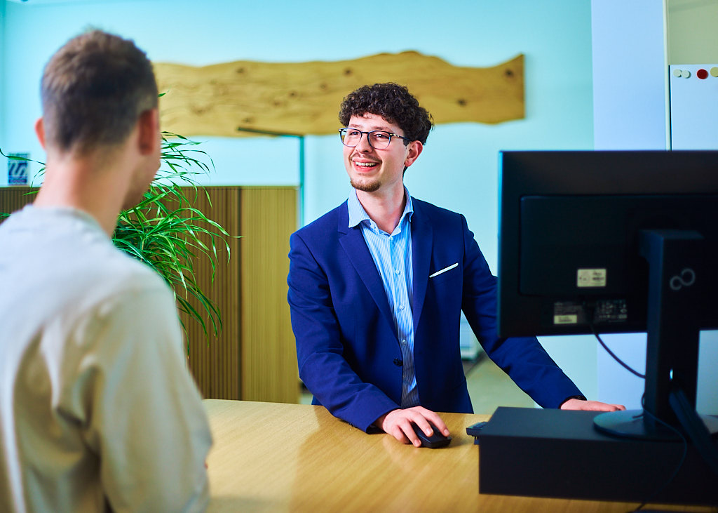Julian-Umdenbach-employer-branding-fotograf-fotografiert-in-der-sparkasse-mitarbeiter-bei-der-arbeit-und-pause-zusammen