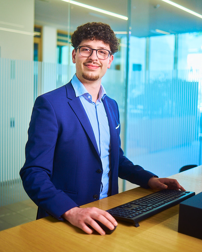 Julian-Umdenbach-employer-branding-fotograf-fotografiert-in-der-sparkasse-mitarbeiter-bei-der-arbeit-und-pause-zusammen
