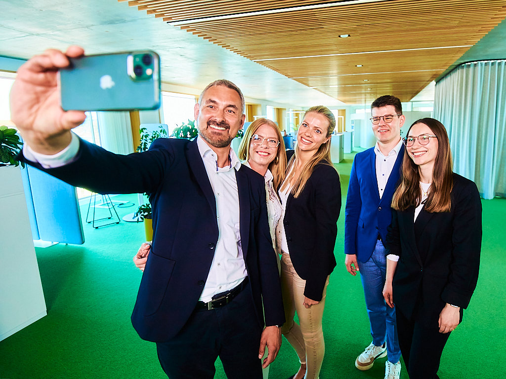 Julian-Umdenbach-business-fotograf-berlin-fotografiert-in-der-sparkasse-mitarbeiter-bei-der-arbeit-und-pause