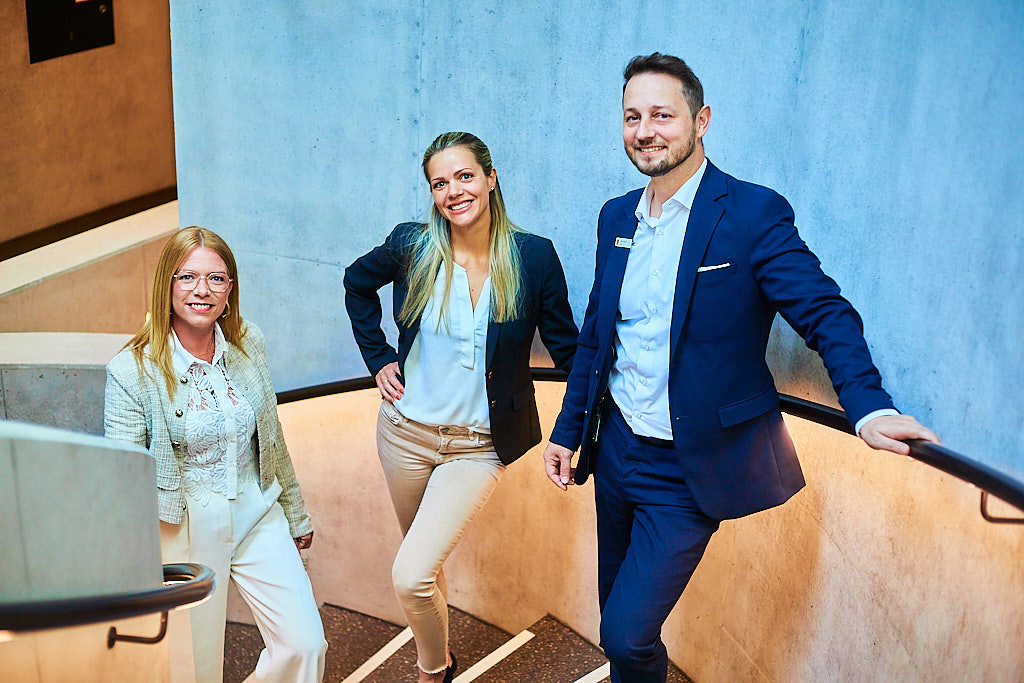 Julian-Umdenbach-employer-branding-fotograf-fotografiert-in-der-sparkasse-mitarbeiter-bei-der-arbeit-und-pause-zusammen