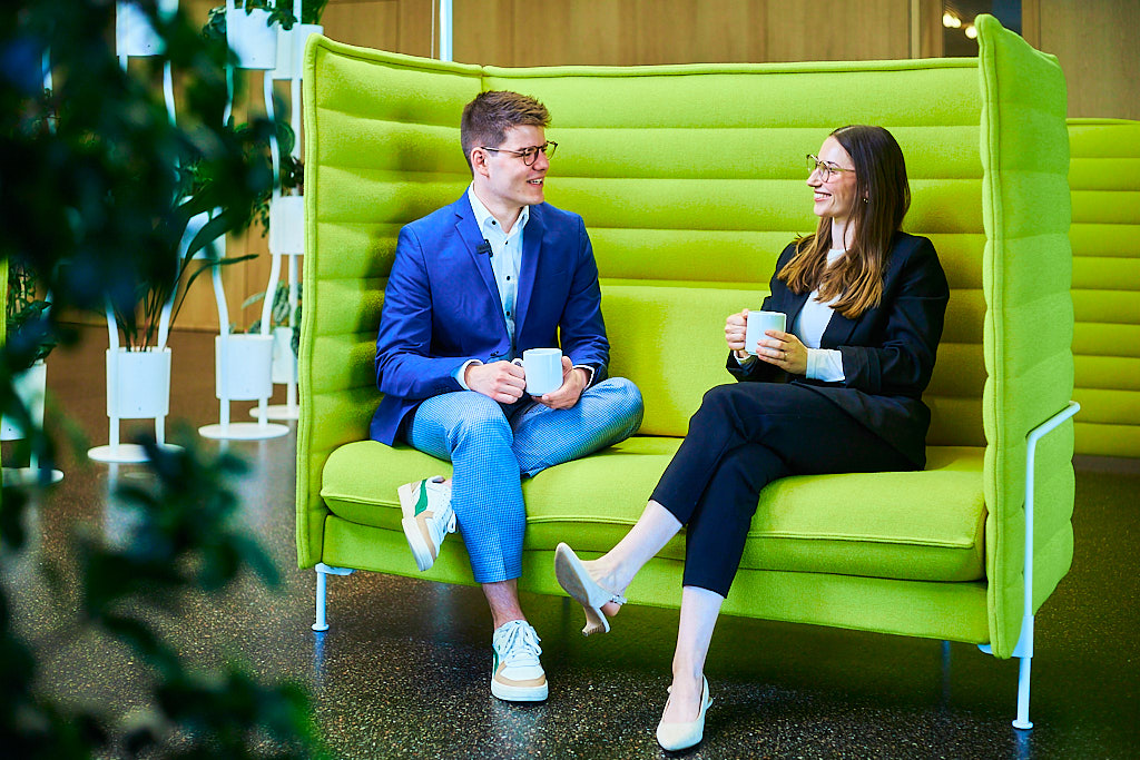 Julian-Umdenbach-employer-branding-fotograf-fotografiert-in-der-sparkasse-mitarbeiter-bei-der-arbeit-und-pause-zusammen
