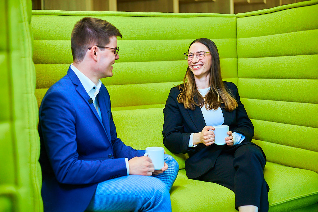 Julian-Umdenbach-employer-branding-fotograf-fotografiert-in-der-sparkasse-mitarbeiter-bei-der-arbeit-und-pause-zusammen