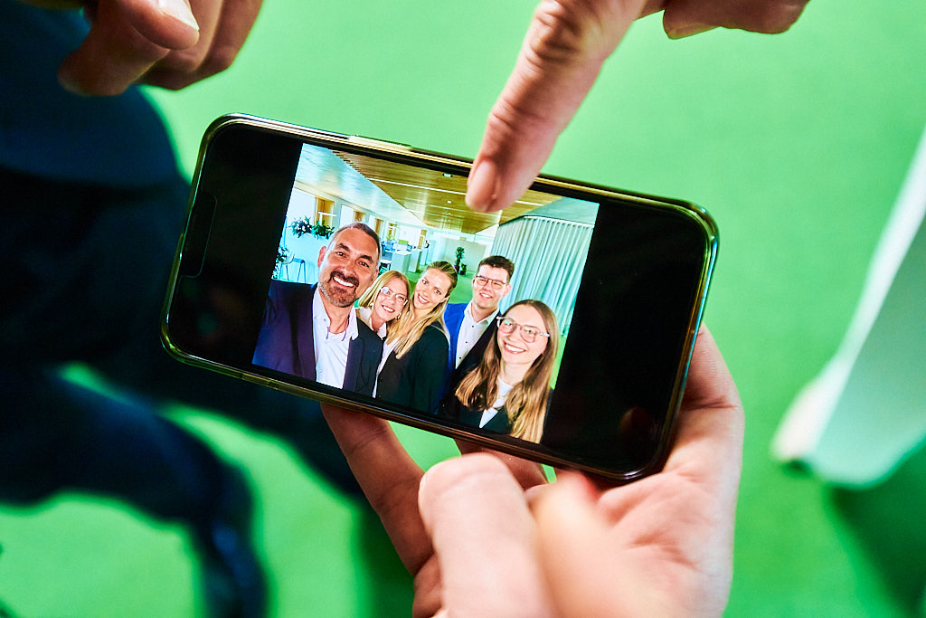 Julian-Umdenbach-employer-branding-fotograf-fotografiert-in-der-sparkasse-mitarbeiter-bei-der-arbeit-und-pause-zusammen