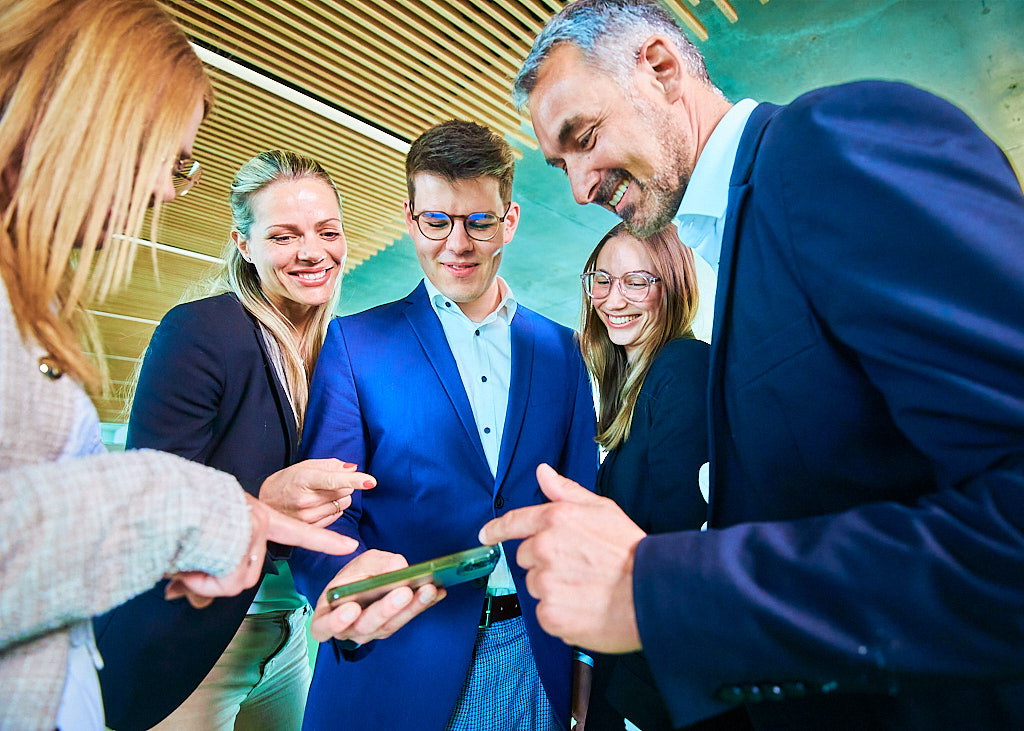 Julian-Umdenbach-employer-branding-fotograf-fotografiert-in-der-sparkasse-mitarbeiter-bei-der-arbeit-und-pause-zusammen