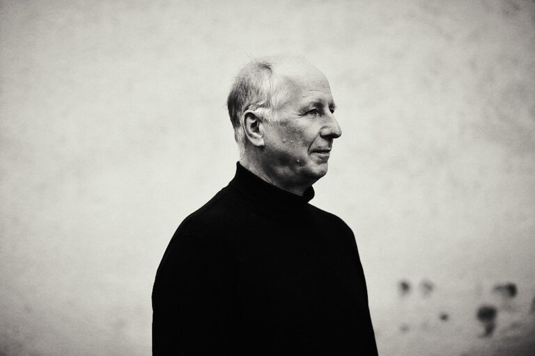 Fotograf Julian Umdenbach fotografiert in Berlin einen Schauspieler