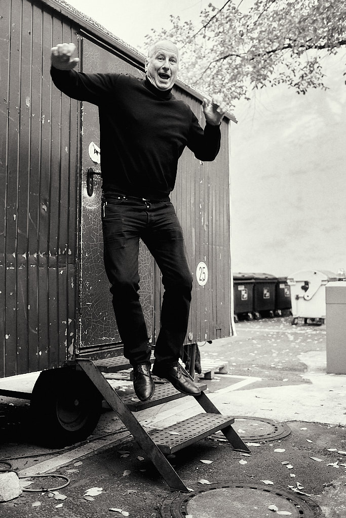 Fotograf Julian Umdenbach fotografiert in Berlin einen Schauspieler