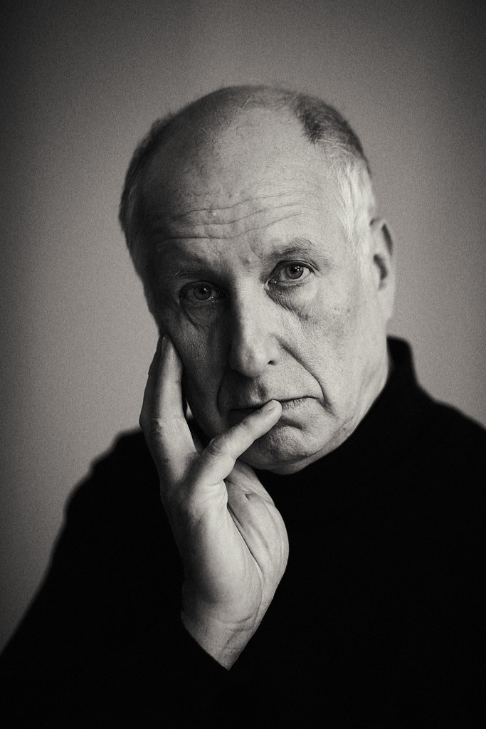 Fotograf Julian Umdenbach fotografiert in Berlin einen Schauspieler