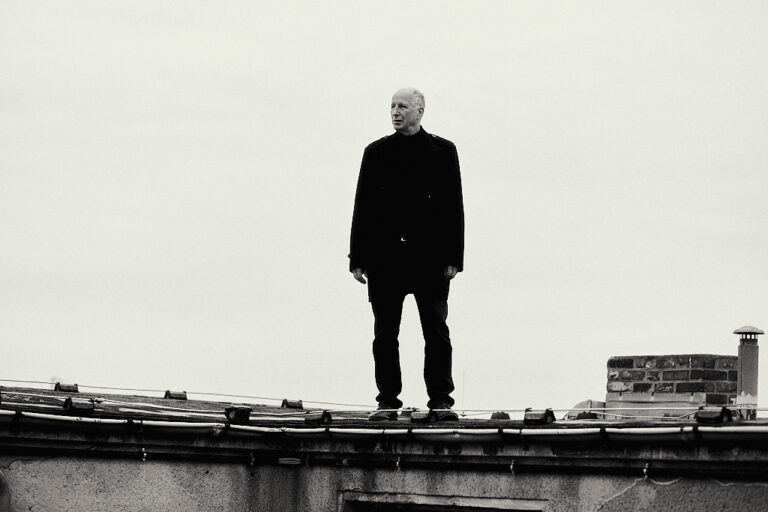Fotograf Julian Umdenbach fotografiert in Berlin einen Schauspieler