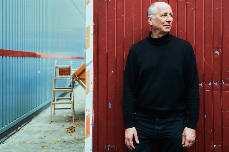 Fotograf Julian Umdenbach fotografiert in Berlin einen Schauspieler