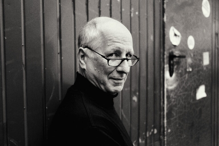 Fotograf Julian Umdenbach fotografiert in Berlin einen Schauspieler