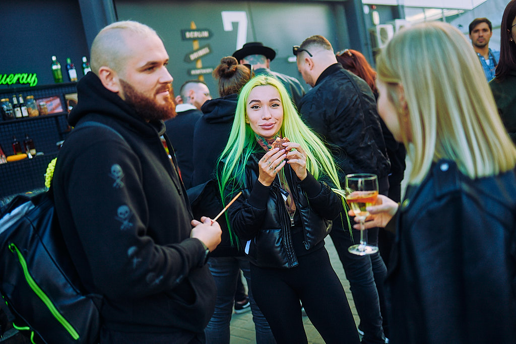 eventfotografie-am-cheyenne-tattoo-factory-day-von-tattoo-artist-und-besucher-in-berlin