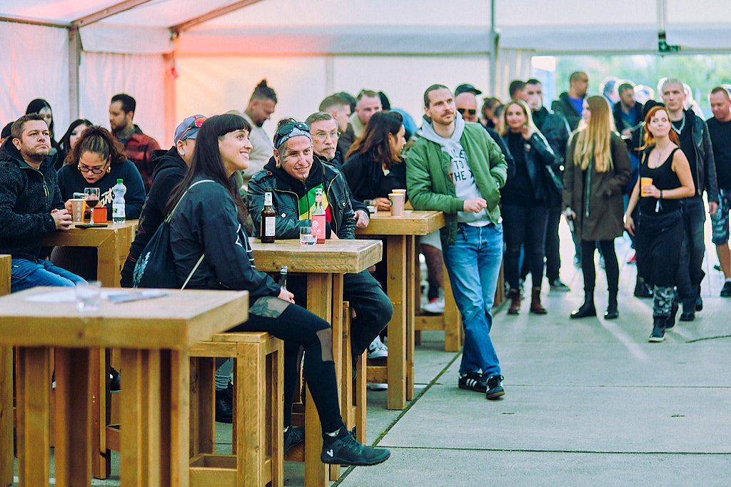 eventfotografie-am-cheyenne-tattoo-factory-day-von-tattoo-artist-und-besucher-in-berlin