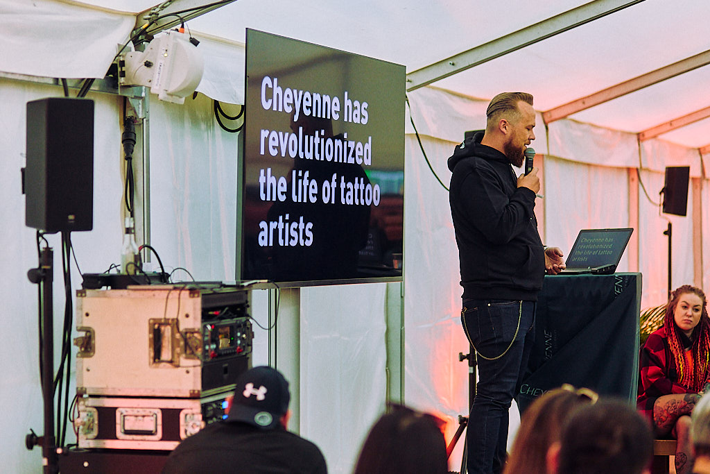 eventfotografie-am-cheyenne-tattoo-factory-day-von-tattoo-artist-und-besucher-in-berlin
