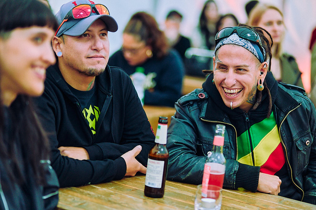 eventfotografie-am-cheyenne-tattoo-factory-day-von-tattoo-artist-und-besucher-in-berlin