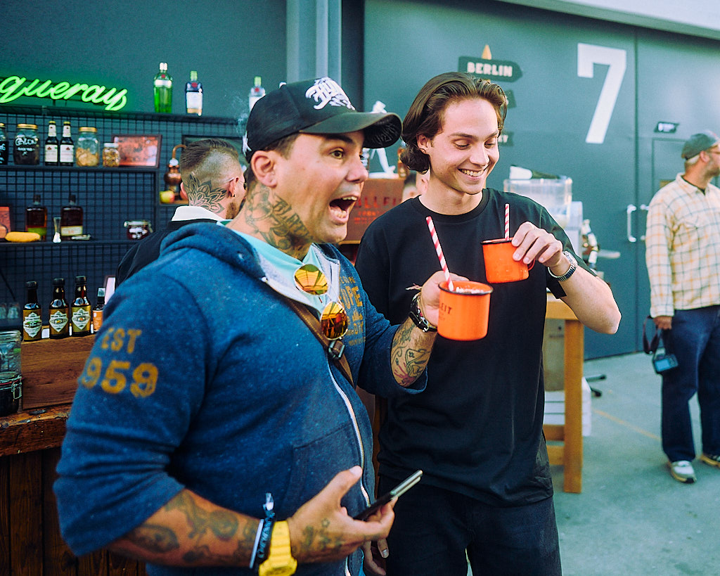 eventfotografie-am-cheyenne-tattoo-factory-day-von-tattoo-artist-und-besucher-in-berlin