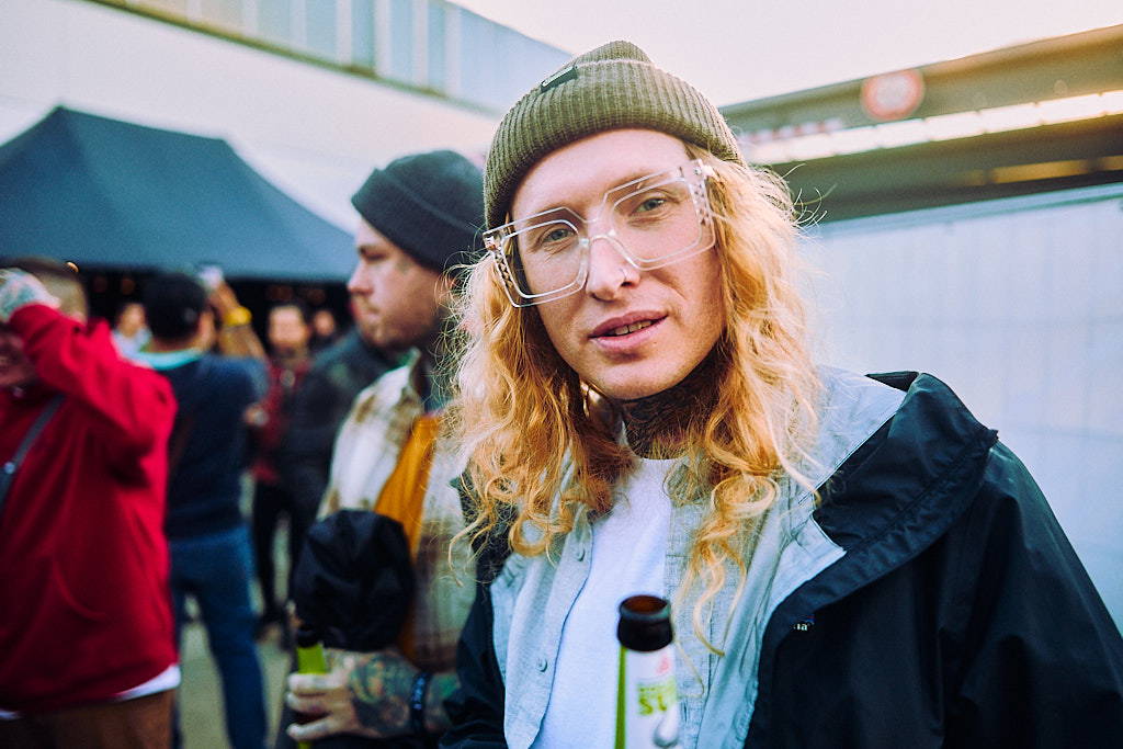 eventfotografie-am-cheyenne-tattoo-factory-day-von-tattoo-artist-und-besucher-in-berlin