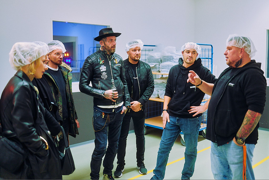 Internationale Gäste beim Cheyenne Factory Day in der Berliner Produktion