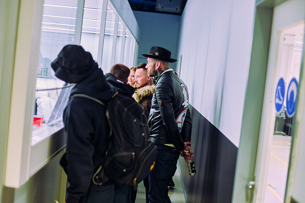 eventfotografie-am-cheyenne-tattoo-factory-day-von-tattoo-artist-und-besucher-in-berlin