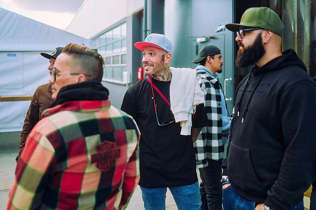 eventfotografie-am-cheyenne-tattoo-factory-day-von-tattoo-artist-und-besucher-in-berlin