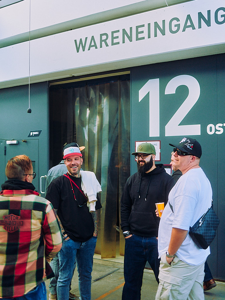 eventfotografie-am-cheyenne-tattoo-factory-day-von-tattoo-artist-und-besucher-in-berlin