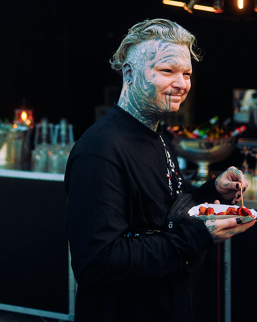 eventfotografie-am-cheyenne-tattoo-factory-day-von-tattoo-artist-und-besucher-in-berlin