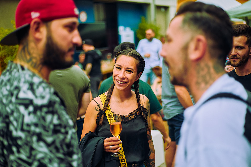 eventfotografie-am-cheyenne-tattoo-factory-day-von-tattoo-artist-und-besucher-in-berlin