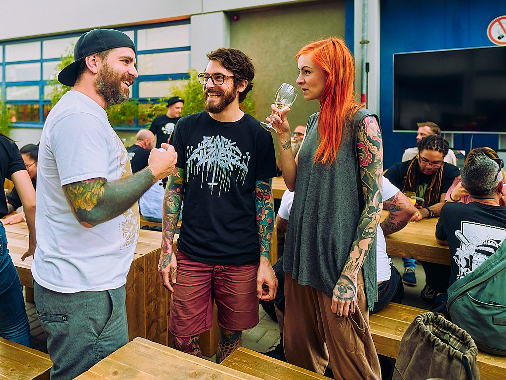 eventfotografie-am-cheyenne-tattoo-factory-day-von-tattoo-artist-und-besucher-in-berlin
