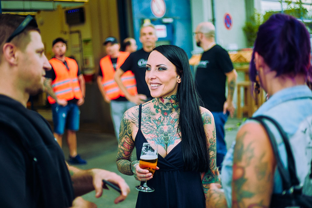 eventfotografie-am-cheyenne-tattoo-factory-day-von-tattoo-artist-und-besucher-in-berlin