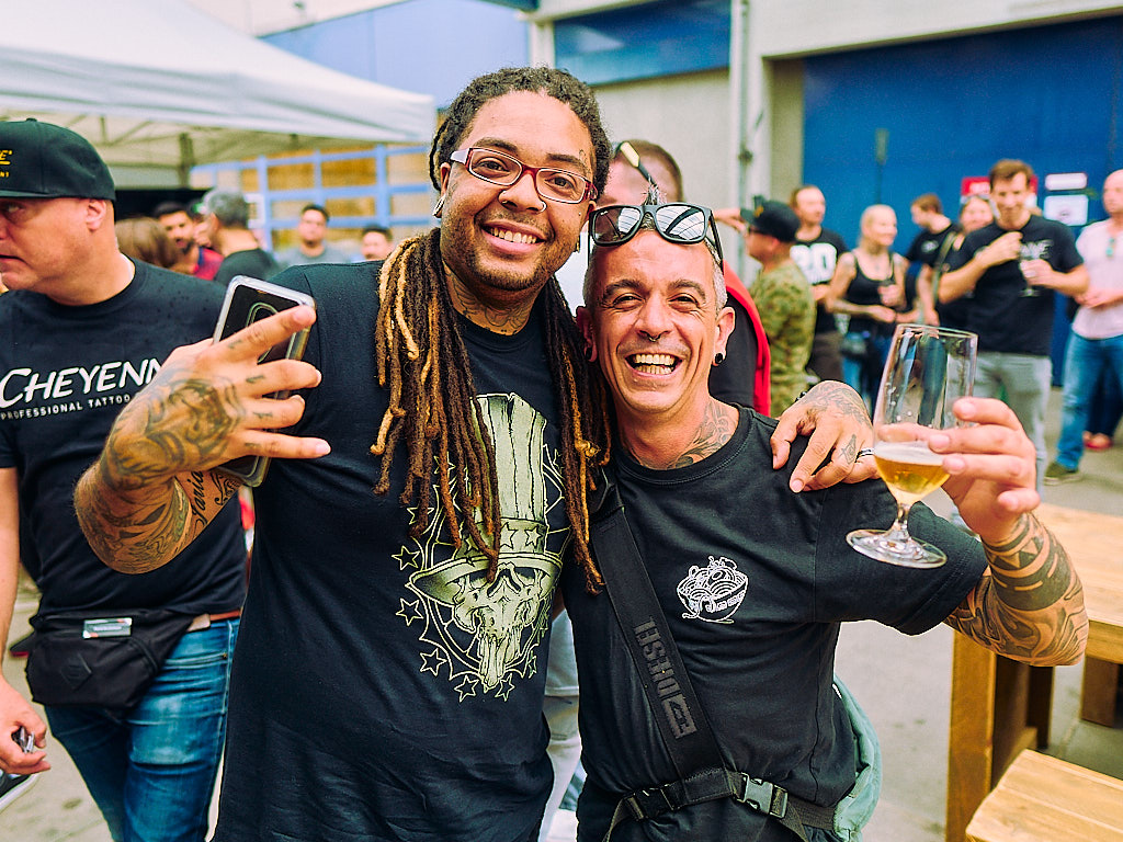 eventfotografie-am-cheyenne-tattoo-factory-day-von-tattoo-artist-und-besucher-in-berlin