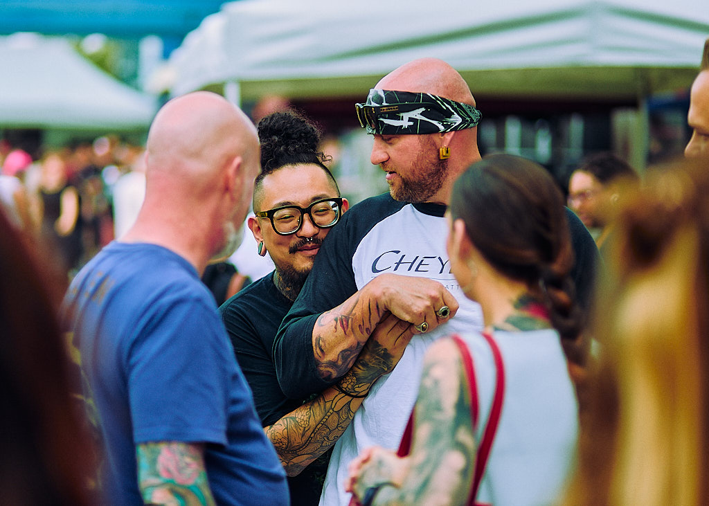 Tattoo-Artist im Gespräch beim Cheyenne Tattoo Factory Day in Berlin