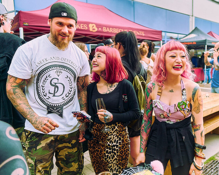 Fotograf-Julian-Umdenbach-am-cheyenne-tattoo-factory-day-von-tattoo-artist-und-besucher-in-berlin