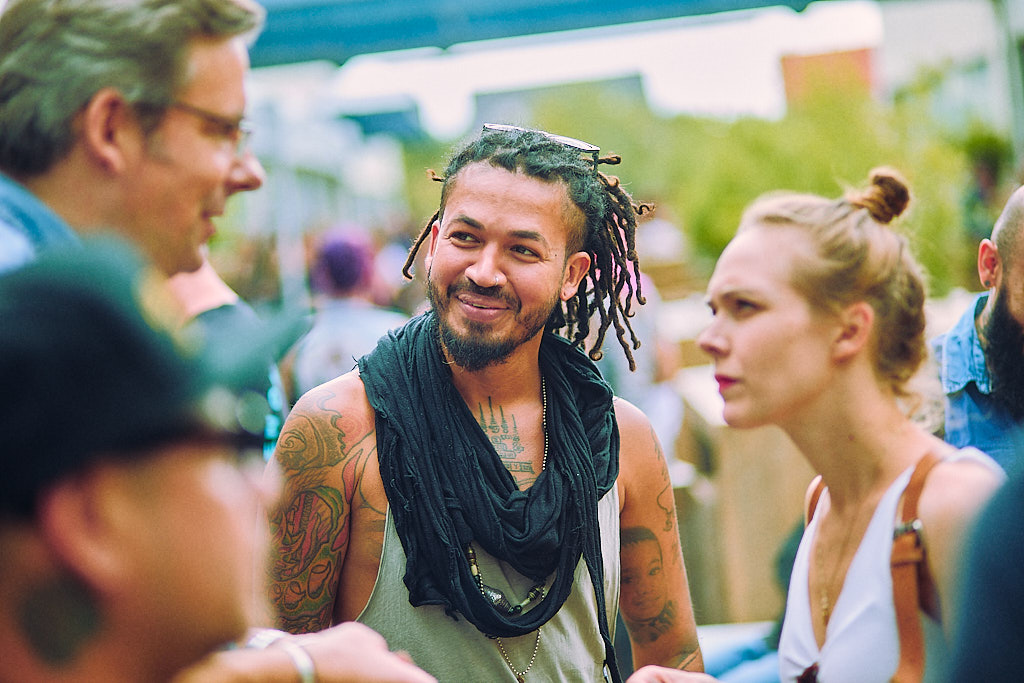 eventfotografie-am-cheyenne-tattoo-factory-day-von-tattoo-artist-und-besucher-in-berlin
