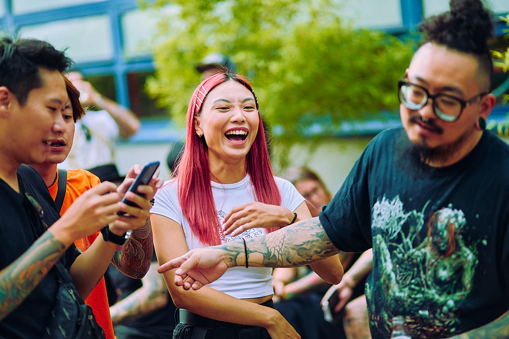 eventfotografie-am-cheyenne-tattoo-factory-day-von-tattoo-artist-und-besucher-in-berlin