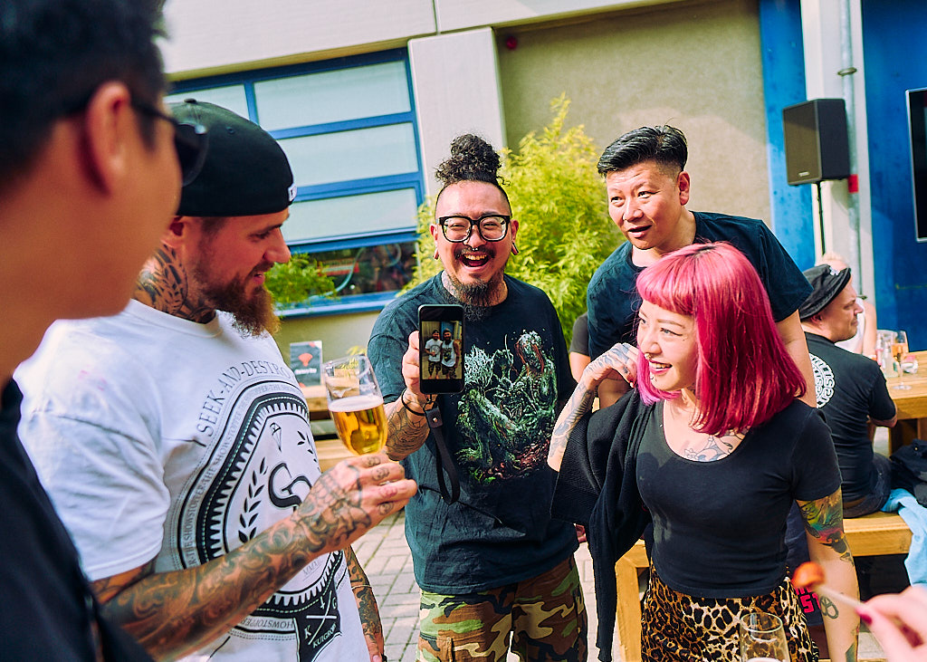 eventfotografie-am-cheyenne-tattoo-factory-day-von-tattoo-artist-und-besucher-in-berlin