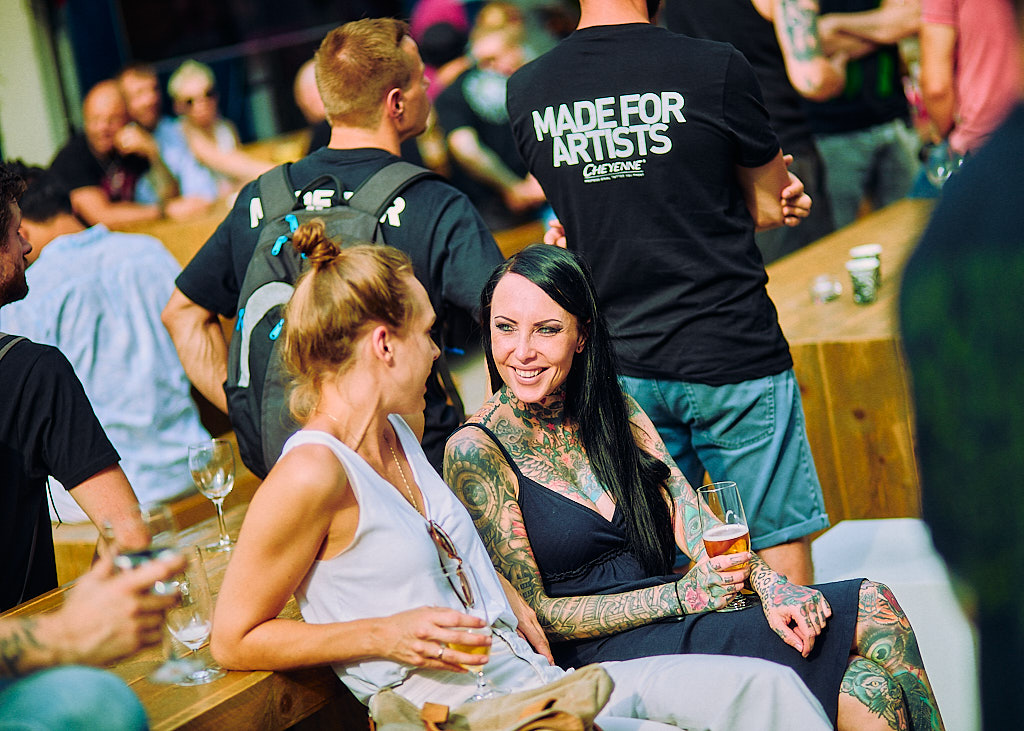 eventfotografie-am-cheyenne-tattoo-factory-day-von-tattoo-artist-und-besucher-in-berlin